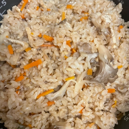 ほっぺた落ちそうです☆天然舞茸と人参の炊き込みご飯