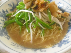 シャキシャキピーマンともやしラーメン