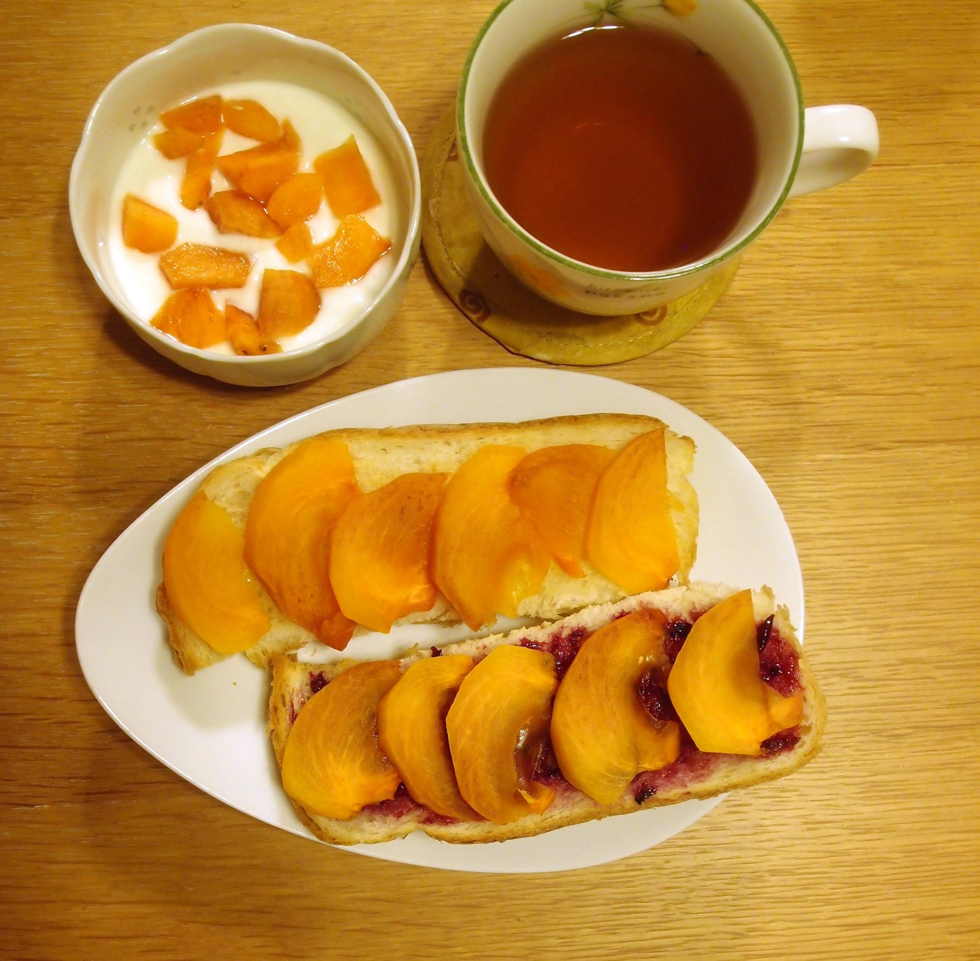 ２種類の柿のトーストと柿のヨーグルトと紅茶の朝食