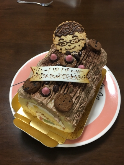 子供と一緒にロールケーキをデコレーションしました。チョコクリームとっても美味しかったです⭐️