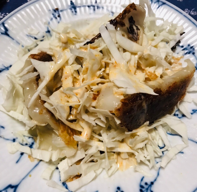 餃子とキャベツのピリ辛マヨサラダ