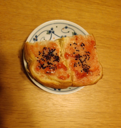 苺ジャムとごまのトースト