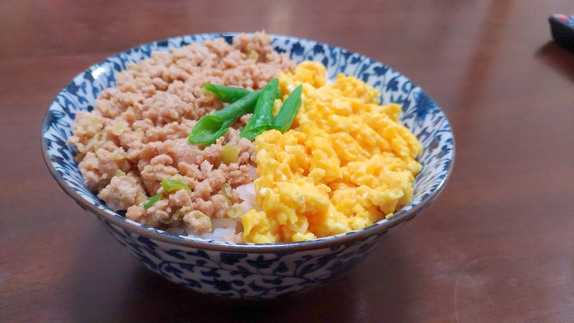 簡単♪豚そぼろの2色丼