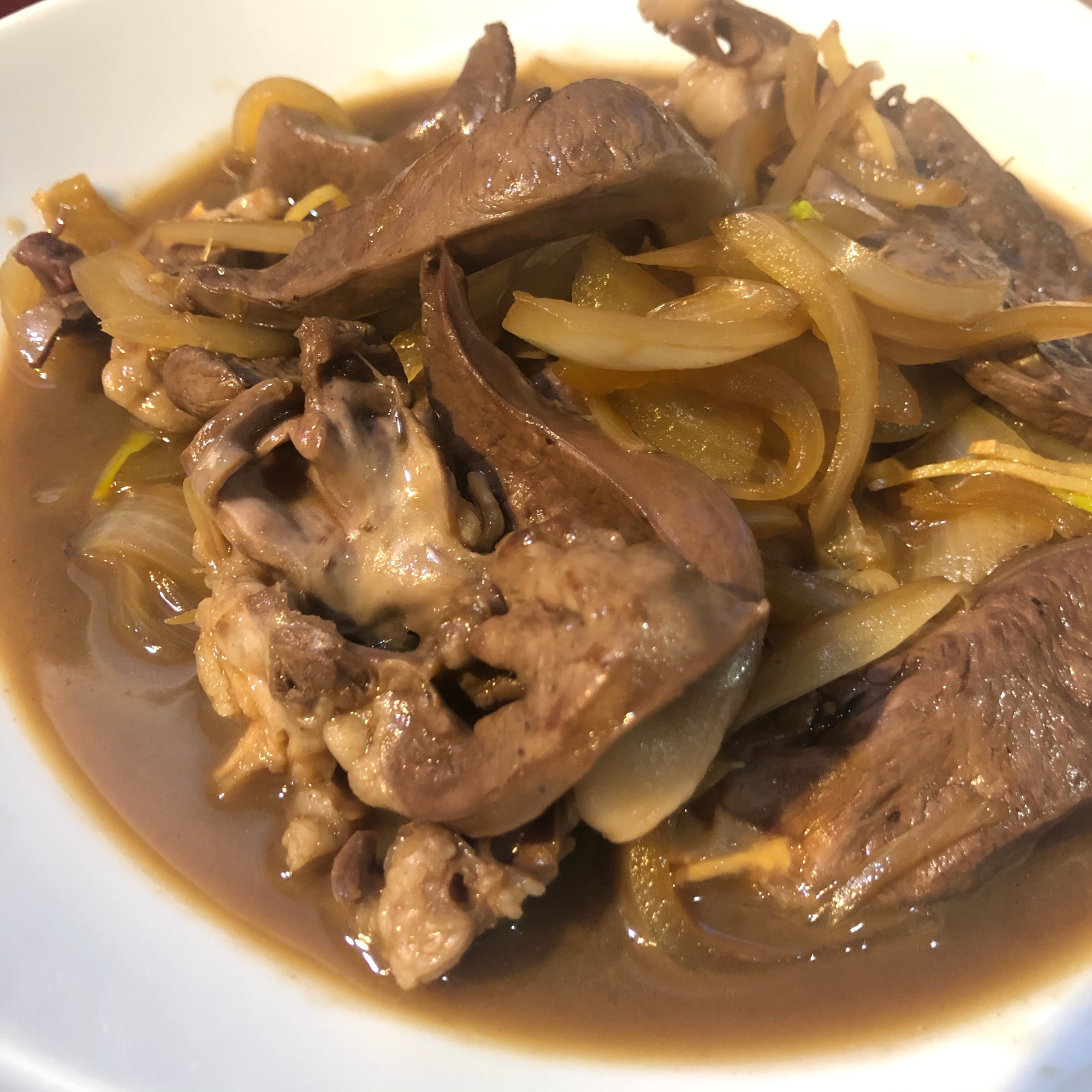 白い皿に盛られた豚ハツの赤ワイン煮