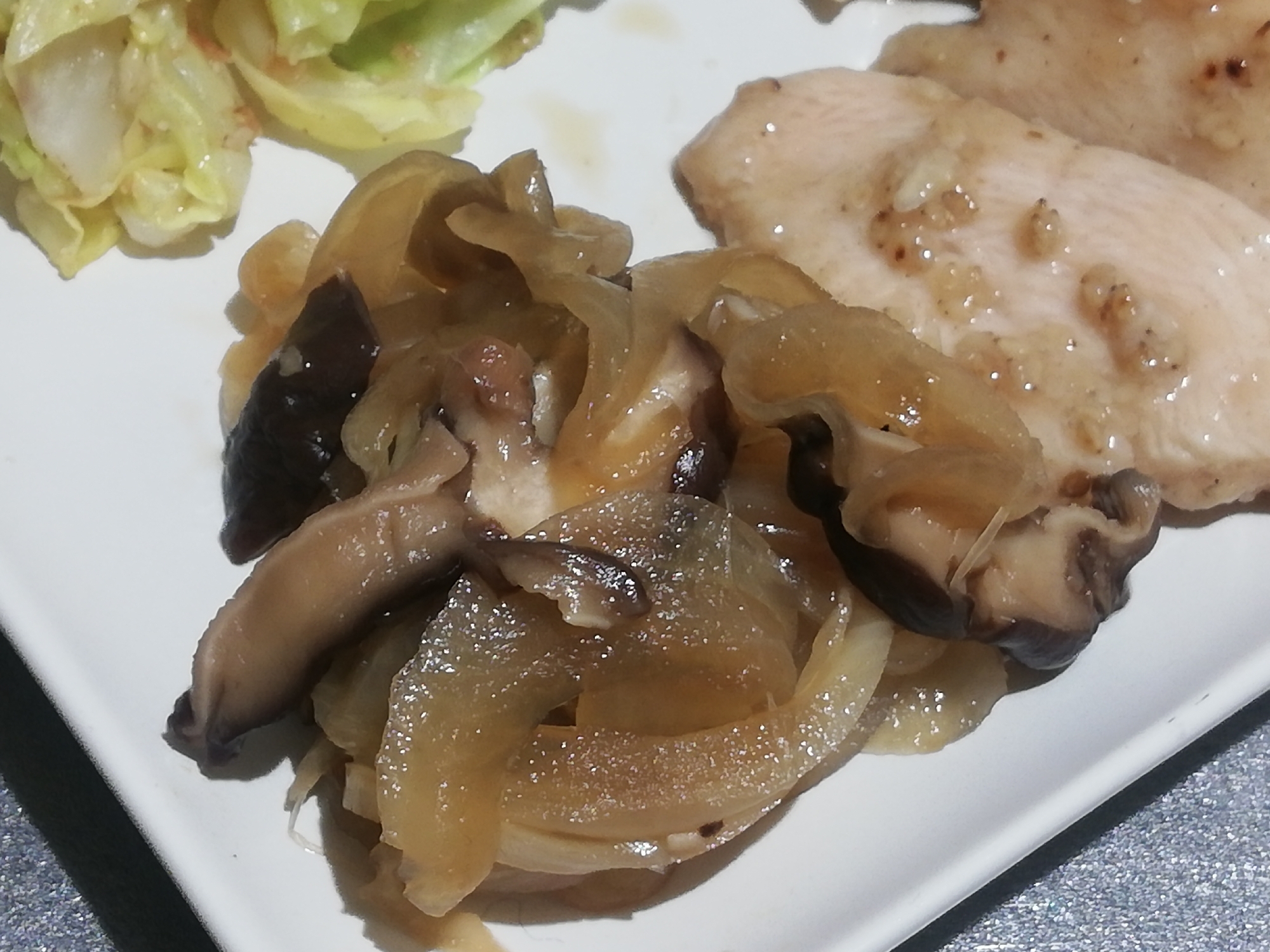 味付けは麺つゆ1つ♪レンジで簡単椎茸と玉ねぎの煮物