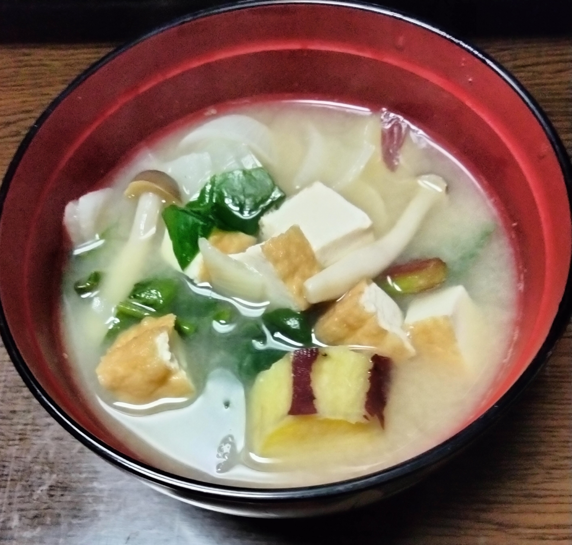 さつま芋つるむらさき厚揚げしめじの味噌汁