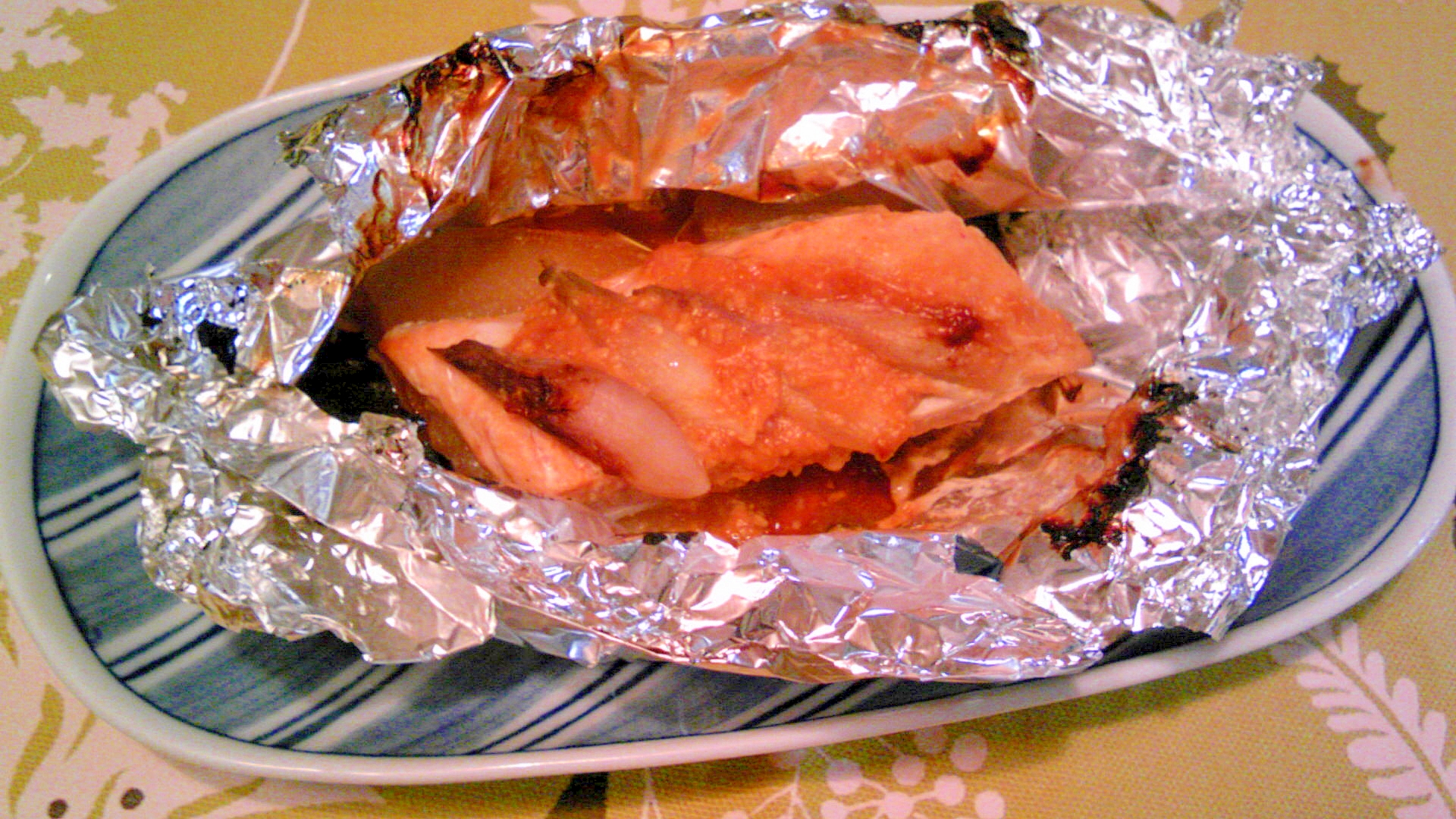 鮭と玉ねぎ・茗荷のホイル焼き