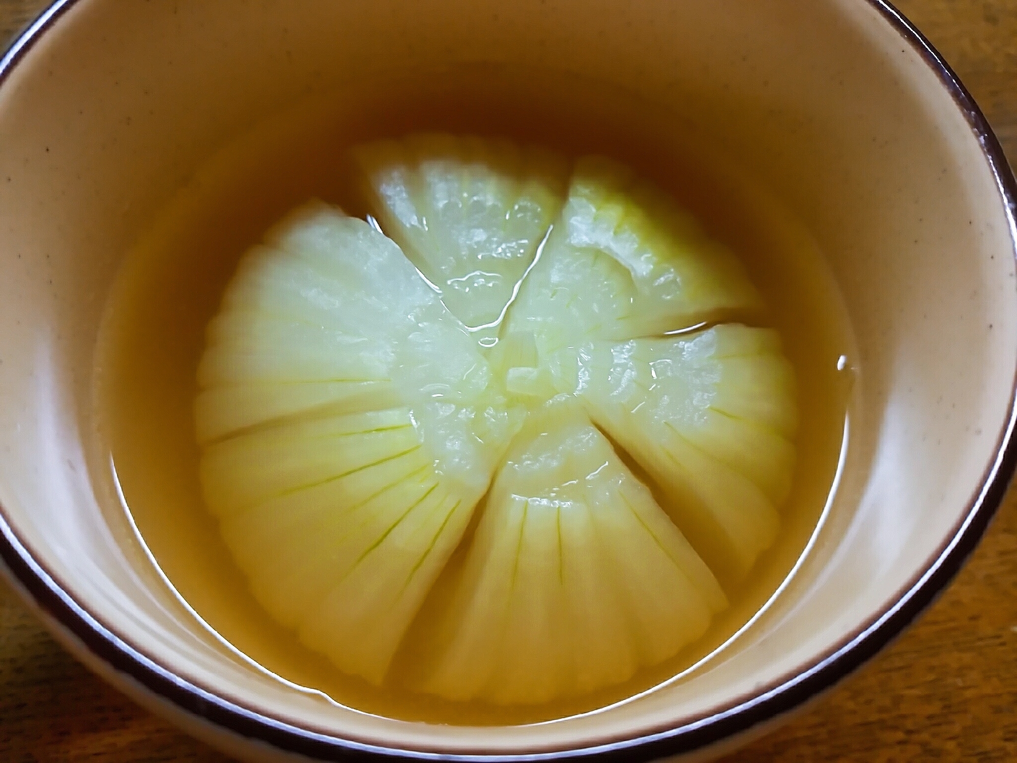 レンジで時短まるごと新玉葱のコンソメスープ