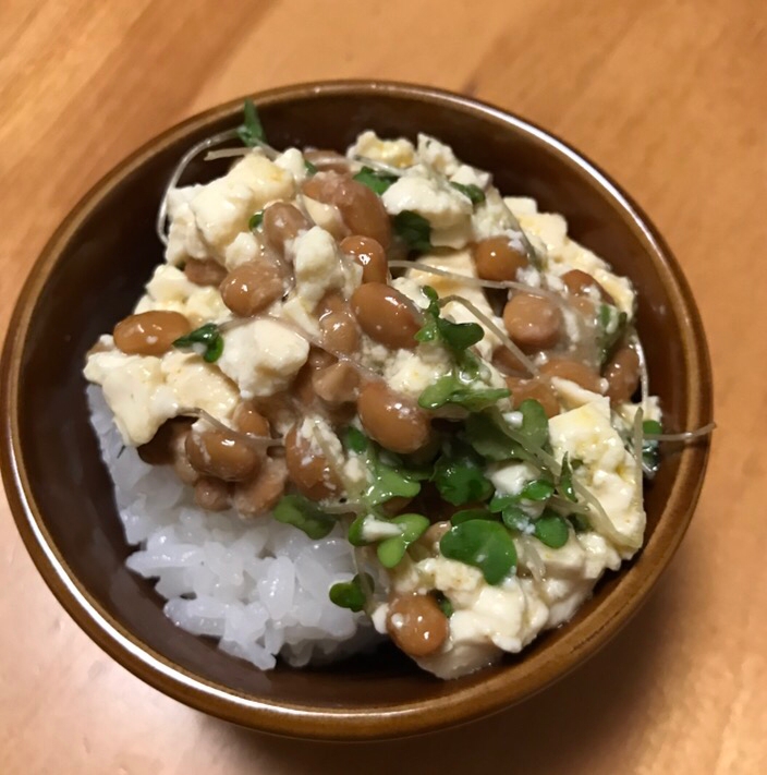 スプラウトと絹豆腐のカレー炒め入り納豆ごはん