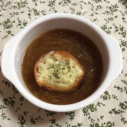 今日のランチのお供にいただきました♪ちょっと手間のかかるオニオングラタンスープも、このレシピで作れば簡単ですね！
ほっこり美味しくいただきました♡
旨ごち様〜♡