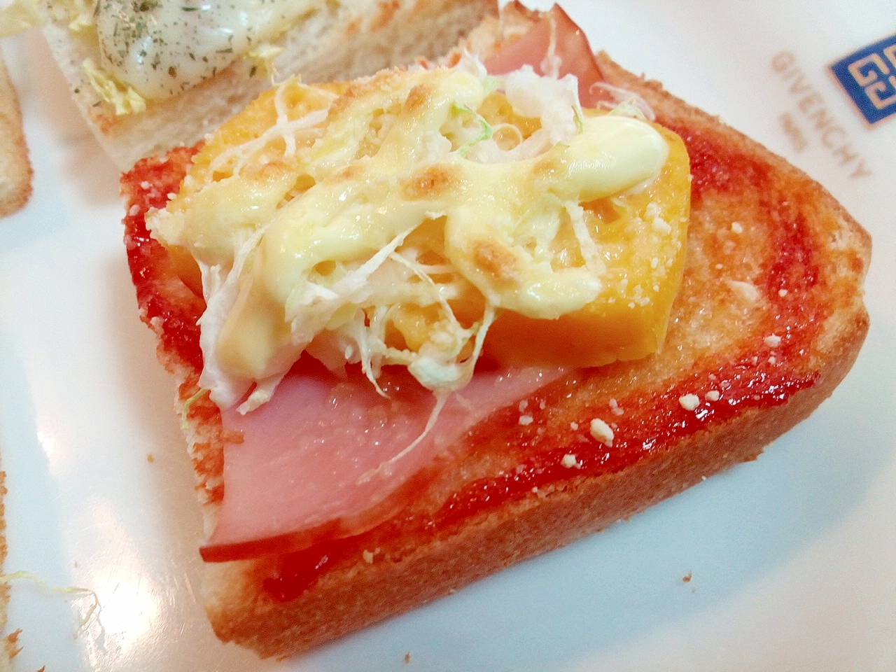 ハムと玉子焼きとキャベツのミニトースト