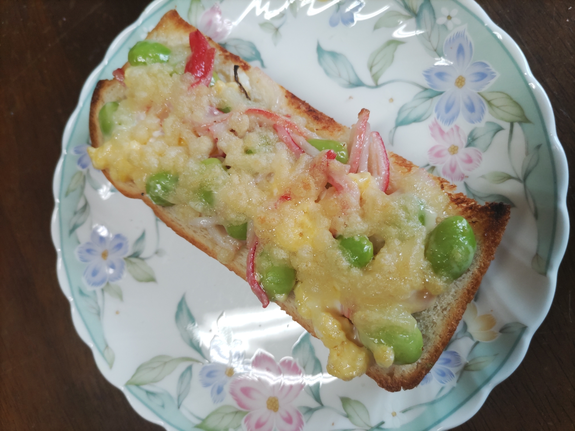 枝豆と炒り卵とカニカマのトースト