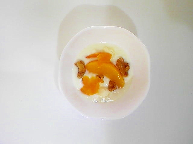 黄桃、マンゴー、キャラメルクルミのヨーグルト