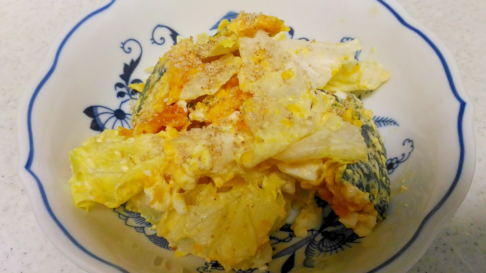 南瓜とレタス、ゆで卵のサラダ
