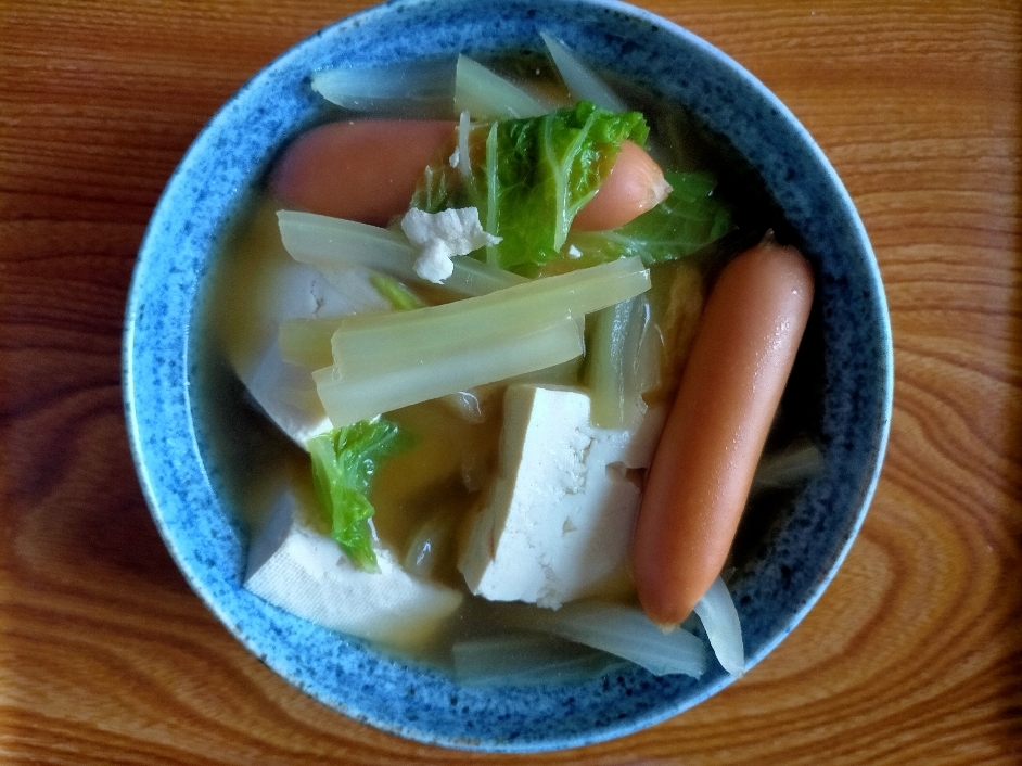 ウインナーと油揚げと白菜と豆腐の汁物