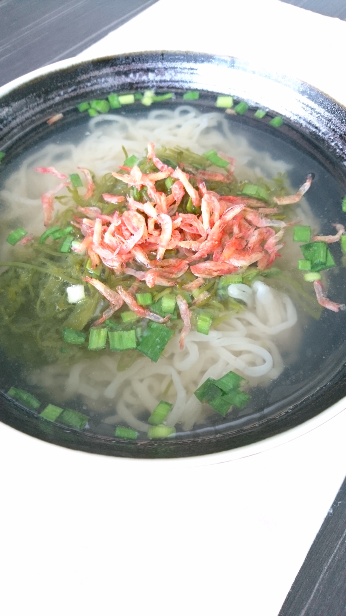 餃子の満州塩ラーメンで作るめかぶ桜えびラーメン レシピ 作り方 By ワタシの料理日記 楽天レシピ