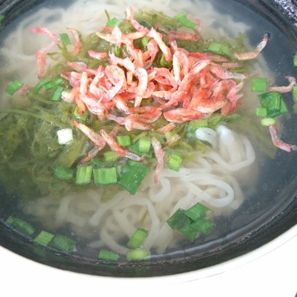 餃子の満州塩ラーメンで作るめかぶ桜えびラーメン レシピ 作り方 By ワタシの料理日記 楽天レシピ