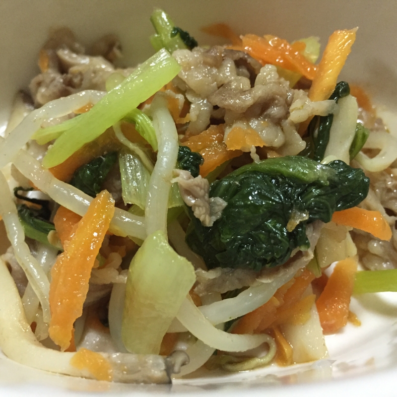 白い皿に盛られたからし菜と牛肉の炒めもの