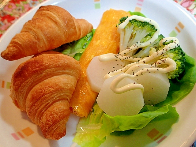 甘い卵焼きと温野菜とクロワッサンのワンプレート♬