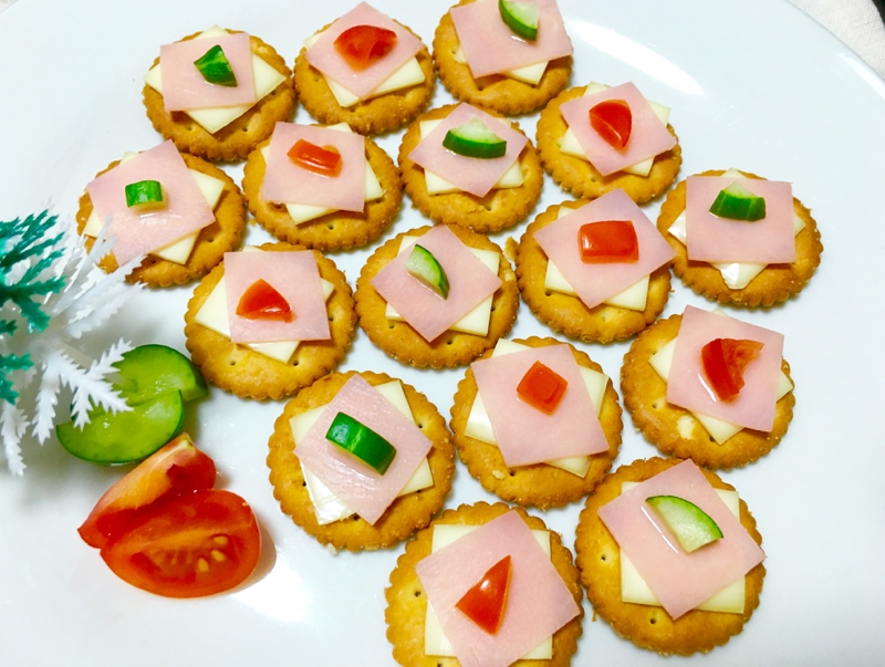 ミニミニ可愛い ハムとチーズのクラッカー レシピ 作り方 By Kuuuma 楽天レシピ ミニミニ可愛い ハムとチーズのクラッカー レシピ 作り方 By Kuuuma 楽天レシピ