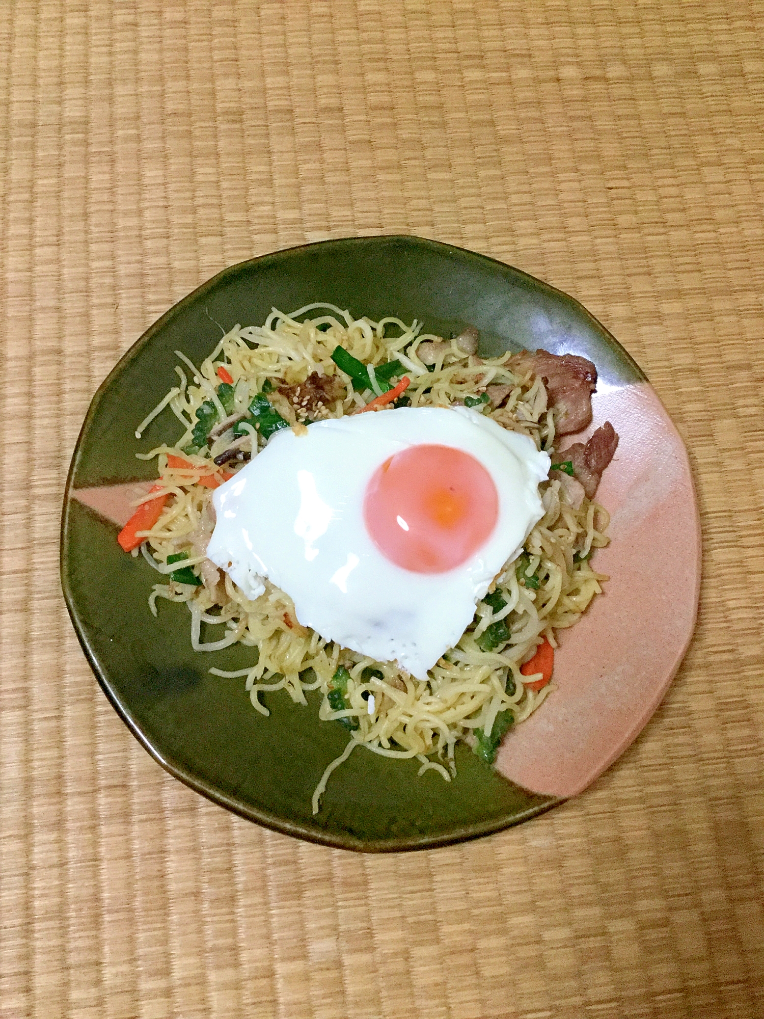 ゴーヤとニラと豚の塩焼きそば（目玉焼き付き）