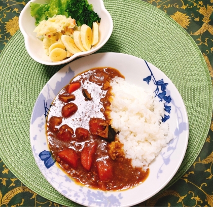 りんごとはちみつカレー味わい深くて♡ｵｨｼｨෆˎˊ˗バナナサラダをつけました \(˃͈ᴗ ˂͈ ｡) ﾉ*♬