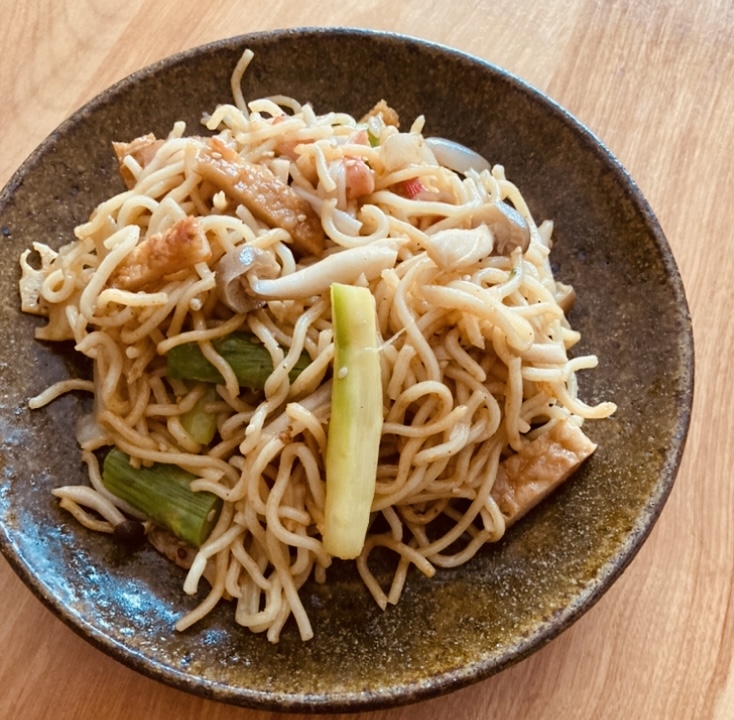 さつま揚げとアスパラ、しめじのソース焼きそば