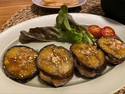 簡単おいしい！餃子の種でなすのはさみ焼き