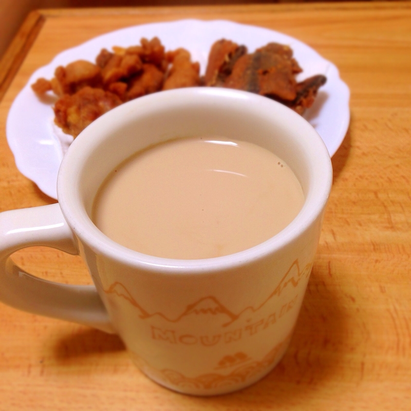 揚げ物のお供に! 甘くない麦茶ラテ