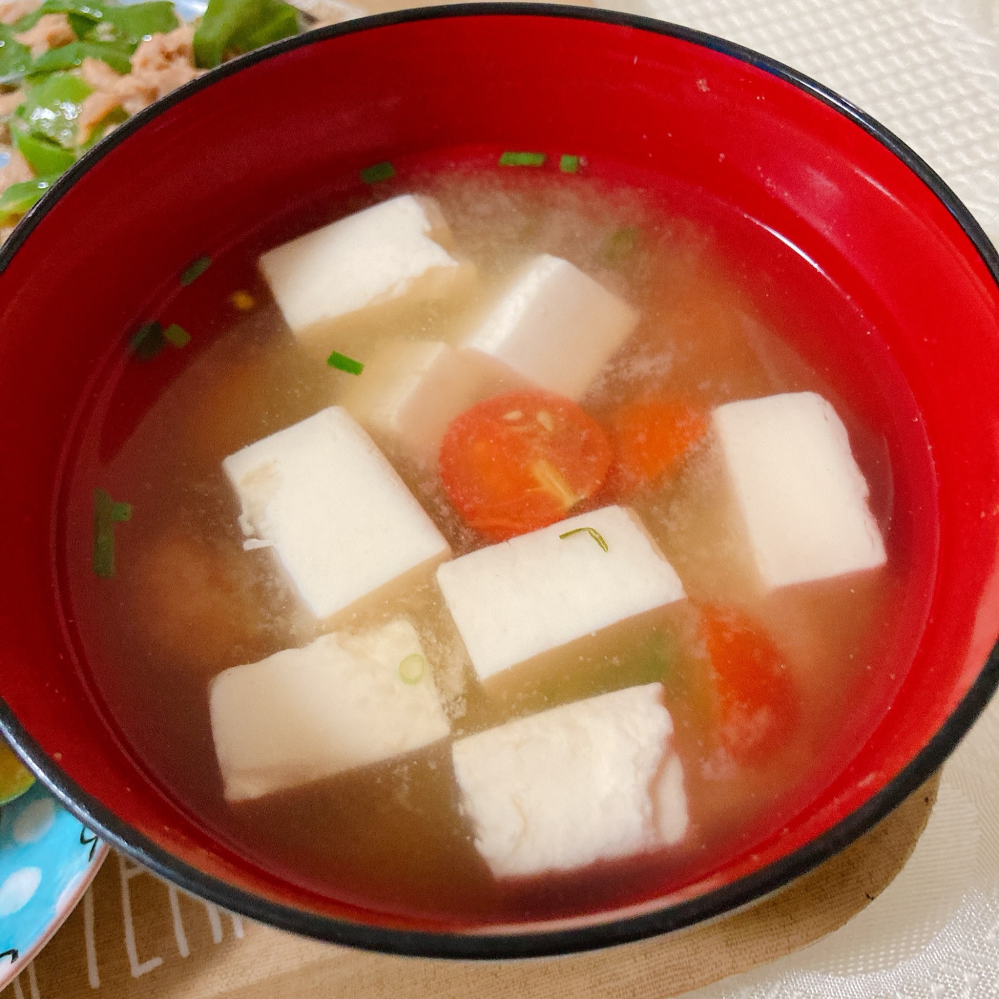 トマトと豆腐の味噌汁