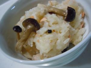 簡単 しめじと鮭の牛乳炊き込みご飯 レシピ 作り方 By Ponrinn 楽天レシピ 簡単 しめじと鮭の牛乳炊き込みご飯 レシピ 作り方 By Ponrinn 楽天レシピ