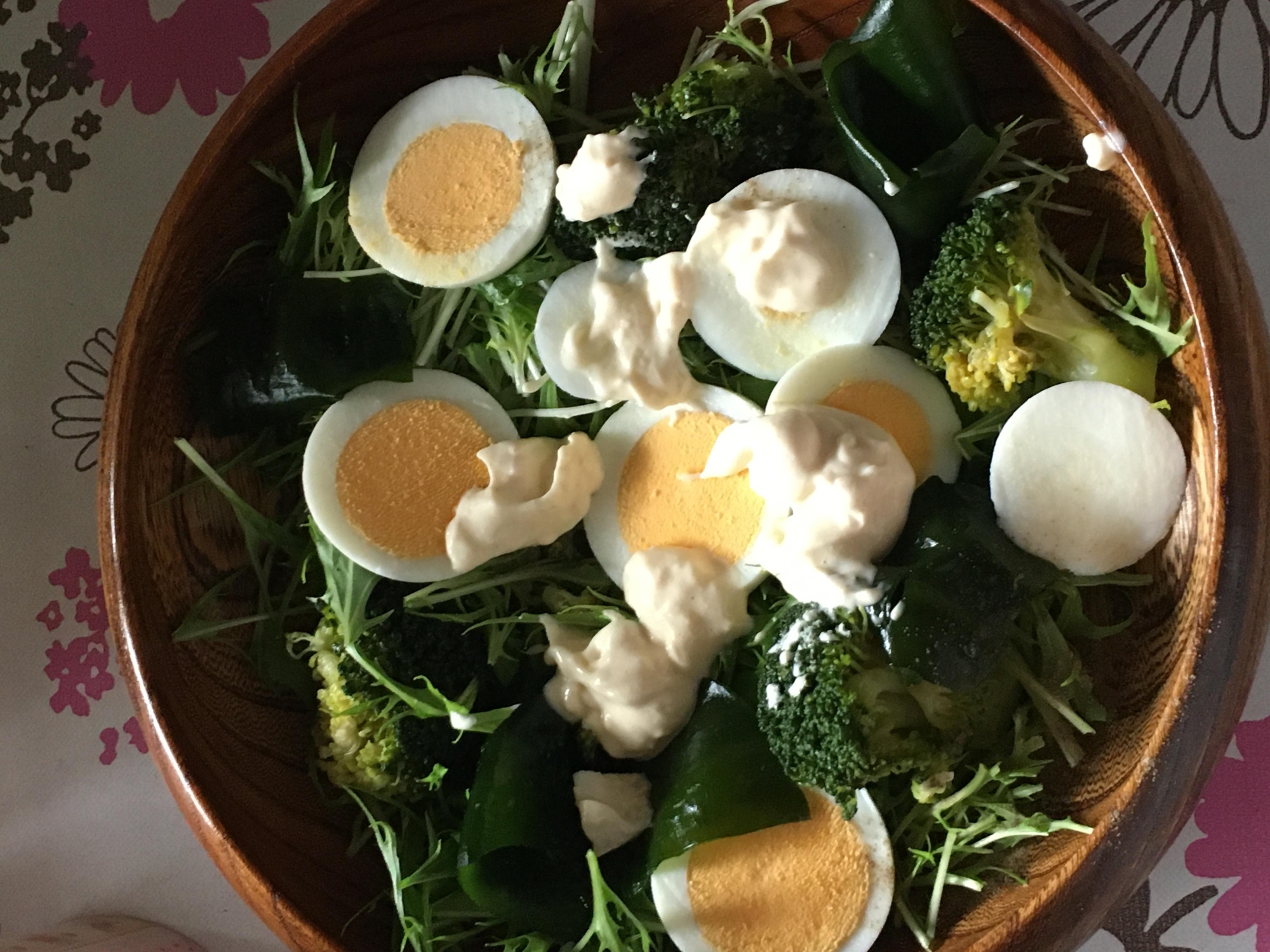 水菜、ブロッコリー、わかめ、卵のサラダ