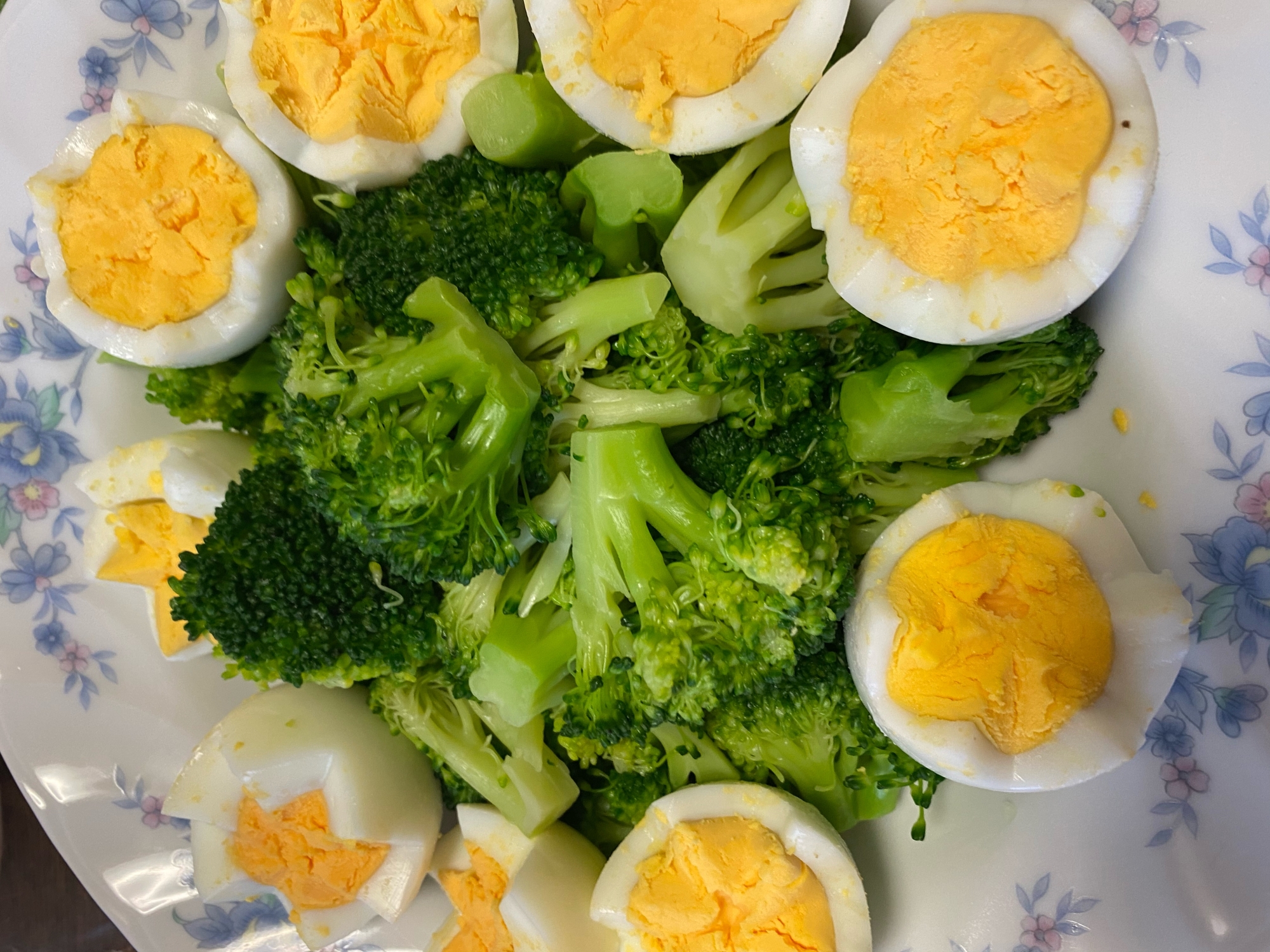 飾り切り卵とブロッコリーのサラダ