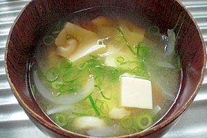 今日のお汁！　「竹輪と豆腐の味噌汁」　　♪♪