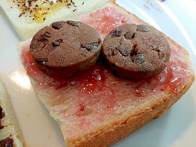 苺ジャムとチョコチップクッキーと蜂蜜のトースト