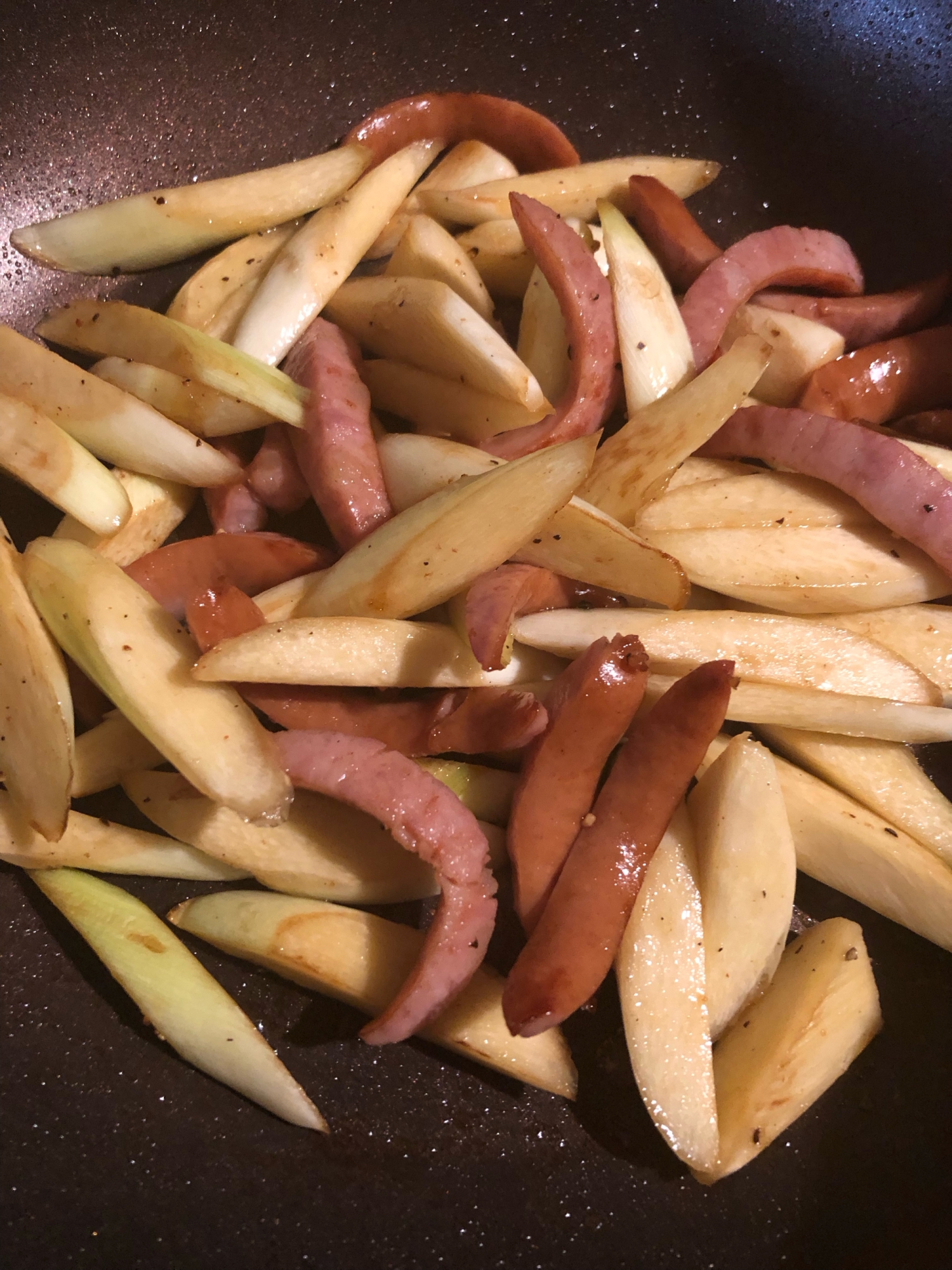 変わり野菜シリーズ！マコモダケとウィンナーの炒め物