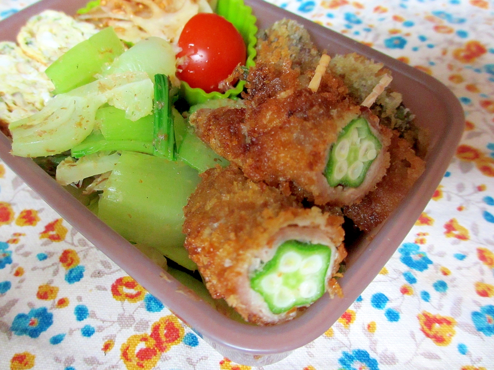 7. お弁当に。オクラの肉巻き串カツ