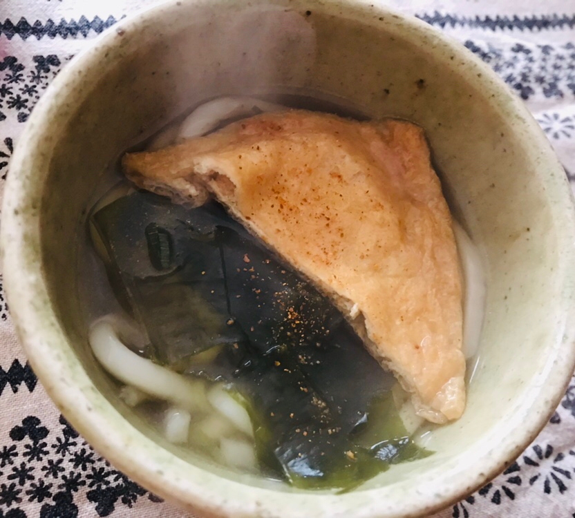 わかめと稲荷あげの生姜うどん