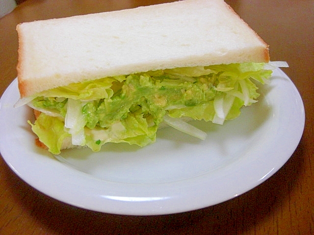 アボカドペーストと野菜のサンドイッチ