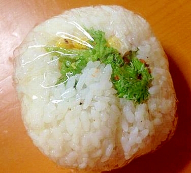 わさび菜とコーンマヨとフライドにんにくのおにぎり