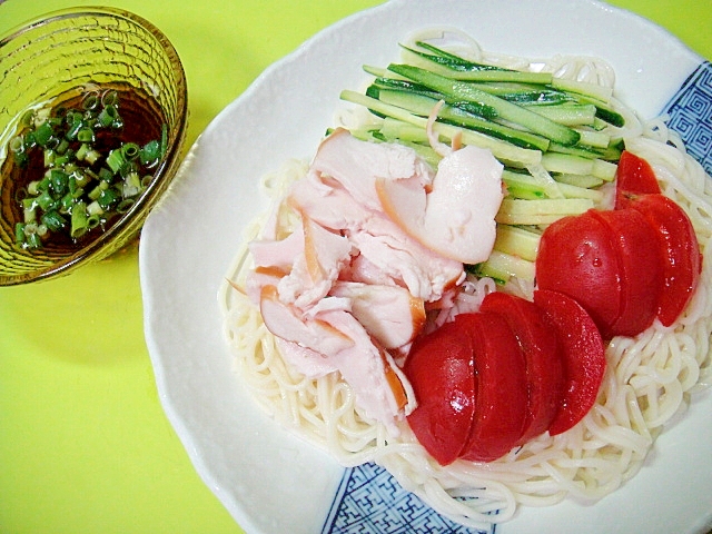 スモークチキンときゅうりトマトの冷やしそうめん