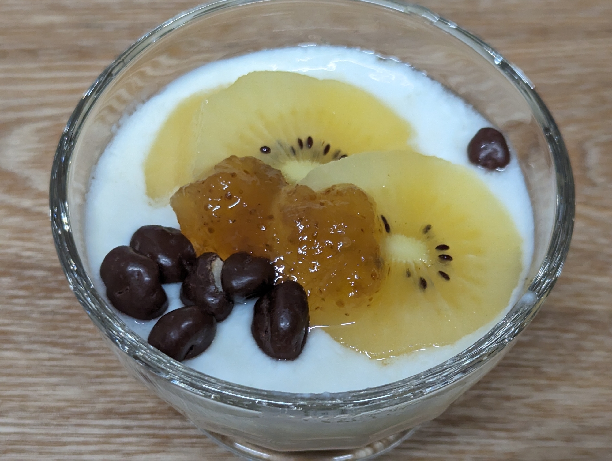キウイと麦チョコのジャムがけヨーグルト