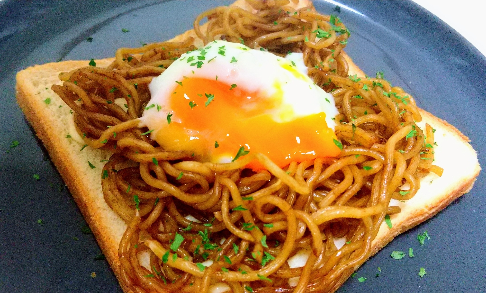 惣菜トースト★温玉焼きそばマヨトースト