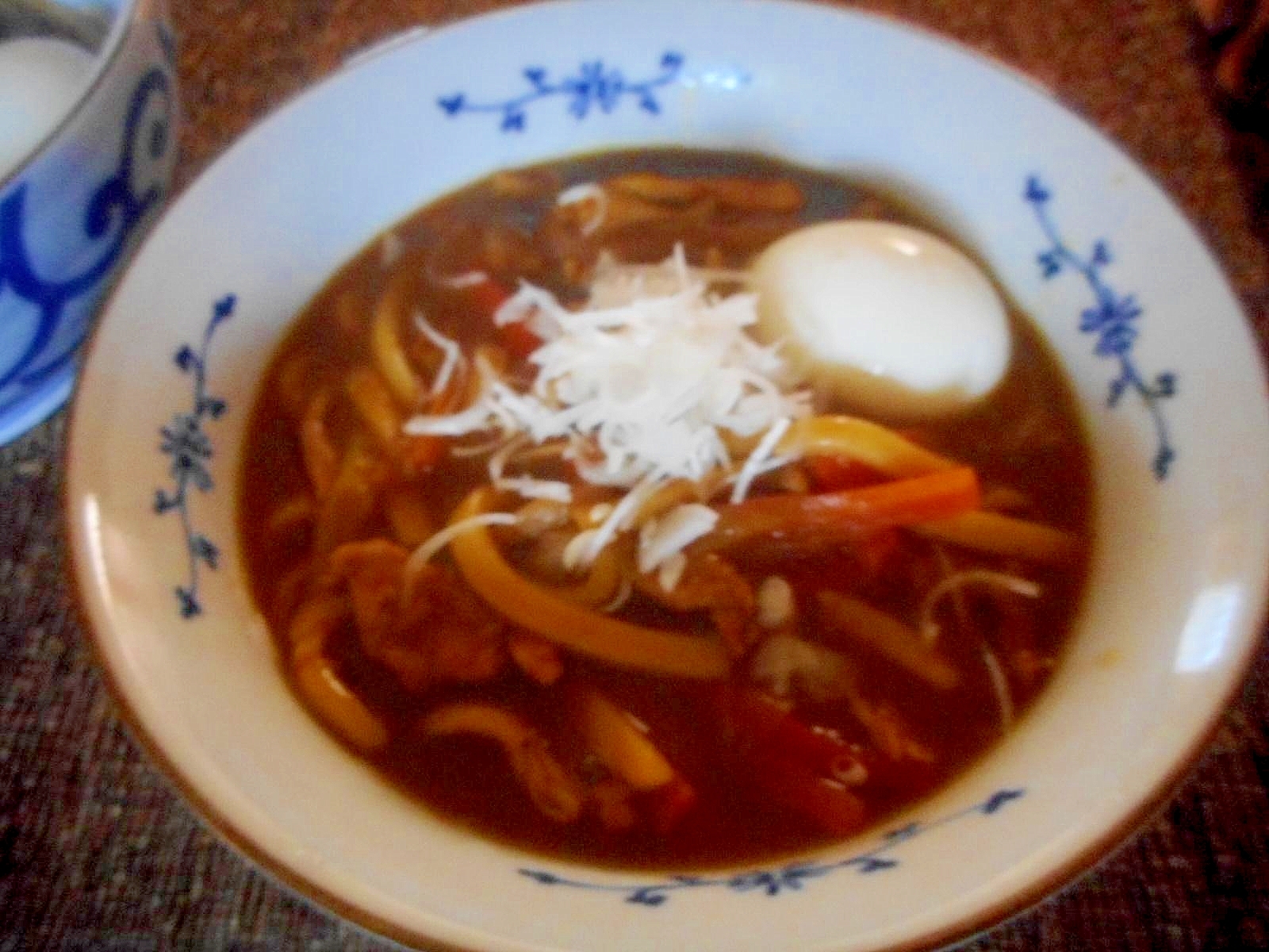 ゆで卵入り豚肉とお揚げのカレーうどん