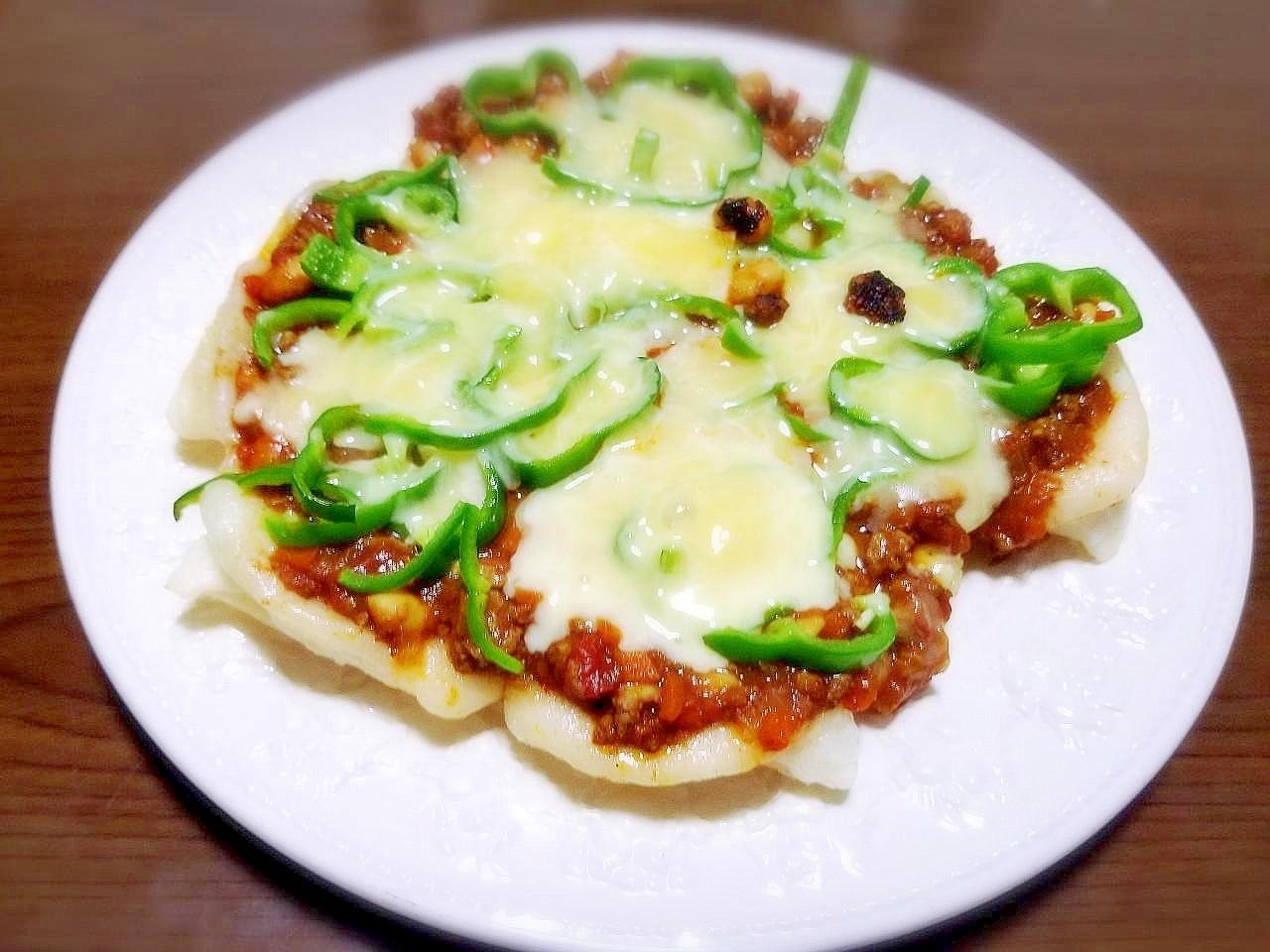 チリコンカン風カレーで♪ 餅ピザ☆