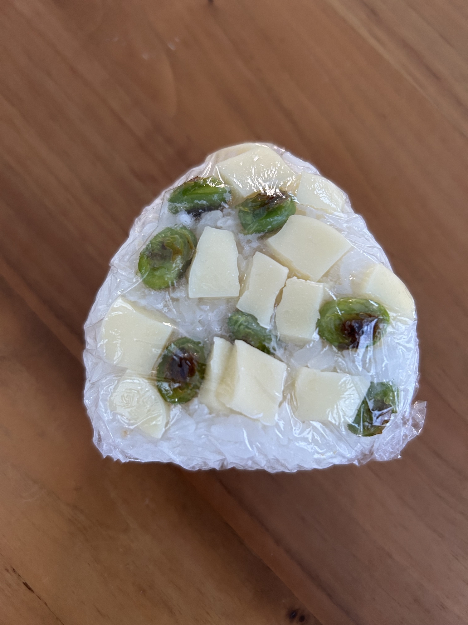 国産チーズと焼き枝豆のおにぎり