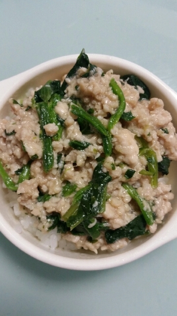 レンジで！子供が食べやすいほうれん草の鶏そぼろ丼