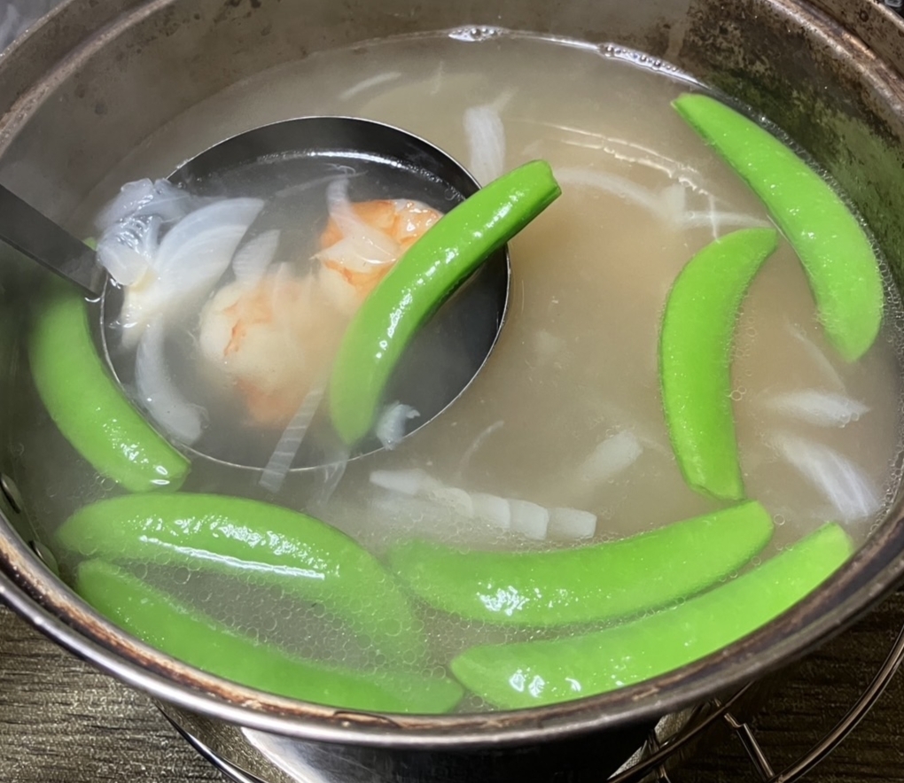 玉葱とエンドウと海老の生姜中華スープ