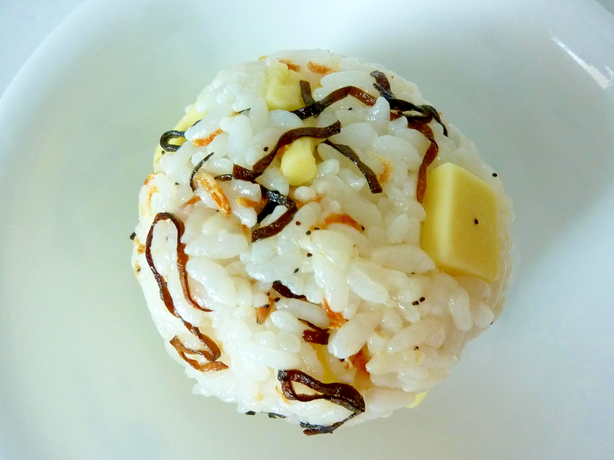桜エビ 塩昆布 チーズ入りおにぎり レシピ 作り方 By げんきノンタン 楽天レシピ