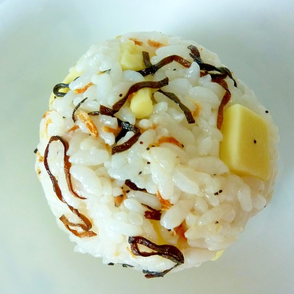 桜エビ 塩昆布 チーズ入りおにぎり レシピ 作り方 By げんきノンタン 楽天レシピ 桜エビ 塩昆布 チーズ入りおにぎり レシピ 作り方 By げんきノンタン 楽天レシピ